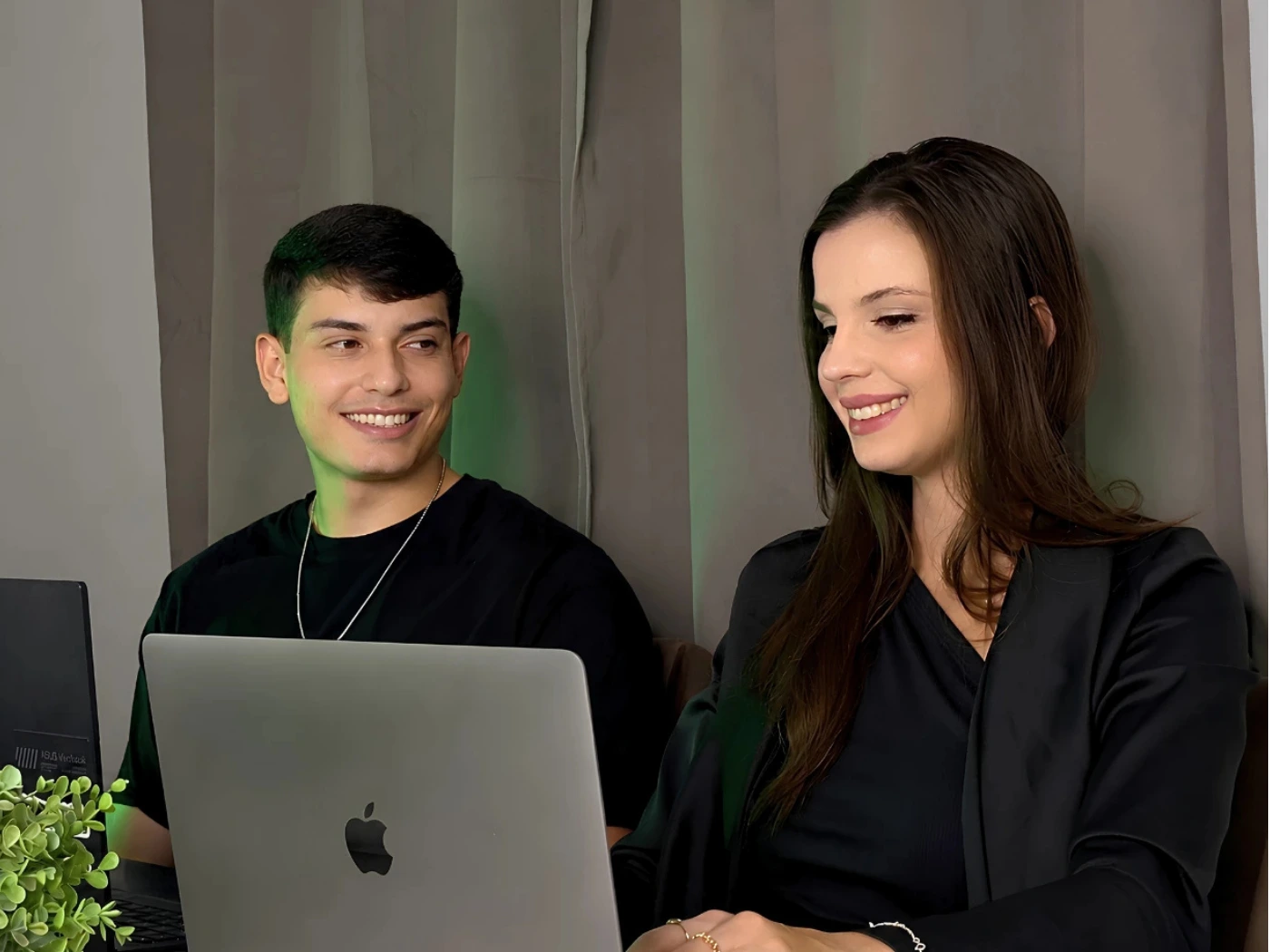 Mulher representando atendimento digital da Verid Contabilidade